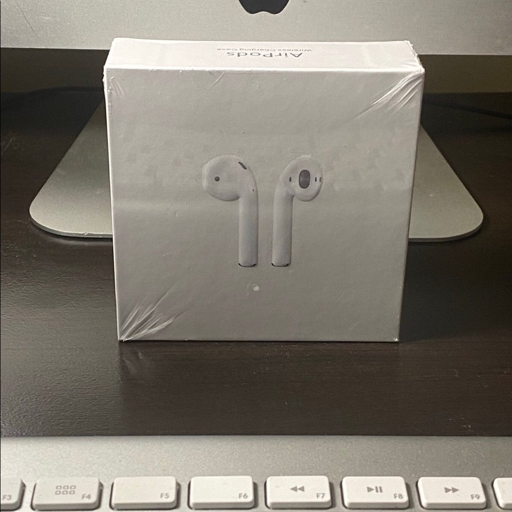 Apple AirPods 2nd Gen With Wireless Charging Case